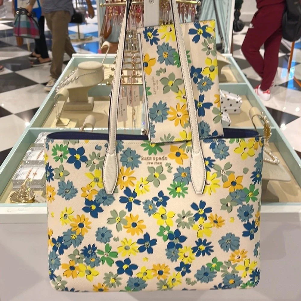 Kate Spade All Day Floral Medley Large Tote

COLOR:
Parchment Multi - Picture 12 of 16